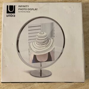 NWT Umbra Infinity Mirror, wall decor or standing frame, 5 x 7 pictures, chrome!